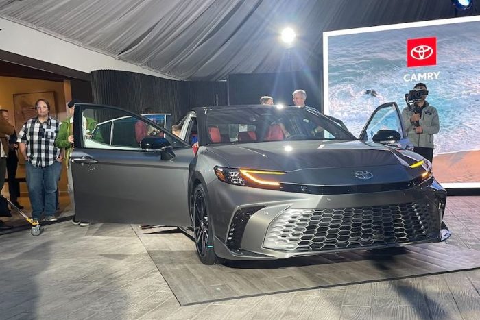 2025 toyota camry hybrid mpg